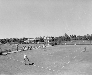 857830 Gezicht op de tennisbaan van de tennisvereniging ULTC Iduna (Ariënslaan 18) te Utrecht, in het recreatiegebied ...